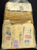 Közel 1 kg csomagszállító szelvény, köztük expresszek is, dobozban