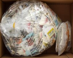 Kb. 1 kg főleg forgalmi bélyeg + több száz darab automata bélyeg, köztük 27 csík is, dobozban