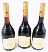 1993 Hétszőlő 5 puttonyos Tokaji Aszú, 12 db bontatlan palack édes desszertbor, eredeti kartondobozban, pincében tárolt, 12%, 12x0,5l.  'A Borrajongó' blog Hétszőlő vertikális (1993-2013) kóstolójegyzetében ezt írta erről a tételről 2016-ban:  "Hétszőlő Aszú 5p 1993 Kommentár: Nagyon jó év volt, erős aszúsodással. A Hétszőlőnek ekkor még csak egy három éves hárslevelű ültetvénye volt, de sok aszúszemet vásároltak. Tartályban erjedt (a hordós erjesztés kockázata miatt ez volt a fősodor mindenhol) és az akkor előírásoknak megfelelően három évig érett 2-3 éves 225 literes francia hordóban, amelyeket Sauternes-ből vásároltak.  Élénk borostyán szín. Zseniális illat, tiszta, fűszeres, szép éréssel, dió, grillázs, fahéj, kakaó és a fahordó szépen integrált aromáival. A közepesnél teltebb, irtó jó egyensúlyú, elegánsan sima, jól összecsiszolódott. Aszalt gyümölcsök, sárgabarack lekvár, remek sav és építő cseresség. Iszonyatosan jó állapotban van, kiváló intenzitású és tisztaságú, szép definícióval. A fahordó gazdagító aromái hihetetlenül jól integráltak és jól állnak a bornak. Fantasztikusan hosszú, remek bor. 8p (95)"  https://borrajongo.blog.hu/2016/06/14/hetszolo_all-in_5p_aszu_teljes_vertikalis_1993