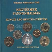 Sólymos Szilveszter: Kegyérmek Pannonhalmán. Kuncze Leó bencés gyűjtése. Pannonhalma, 2002. Pannonhalmi Főapátság (Efo Kiadó és Nyomda Kft.) 222 p. Egyetlen kiadás. Szövegközti felvételekkel gazdagon illusztrált numizmatikai albumunk a Pannonhalmán gyűjtött és őrzött, egyházi és vallási témájú kegyérmék kollekcióját mutatja be és katalogizálja. (A Pannonhalmi Szent Gellért Kollégium könyvei. 12. szám.) Fűzve, színes, illusztrált kiadói borítóban. Jó példány.