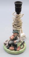 Vadász figurával díszített lámpa, ragasztott, m: 26 cm