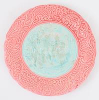 cca 1895 Murányi Kőedény Manufaktúra, Máyer József mester: Zsánerjelentes dísztál. Krémpasztell színekkel fedett kőedény, jelzett, erős kopásokkal, d: 20 cm