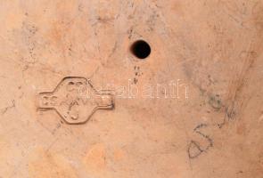 Cs. J. Csákvár férfi fej figurás gyertyatartó, mázhibákkal, d: 14 cm