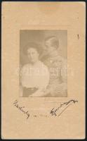 1914 Székely Aladár (1870-1940): Kitüntetett katonatiszt és felesége portréja. Kartonra kasírozott fotó, Székely Aladár jelzett felvétele, a kép alatt aláírásokkal és datálással, 10x7,5 cm, karton: 21x13 cm
