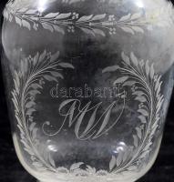 Monogramos csiszolással italos üveg, m: 31 cm