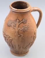 Vadászmintás kőedény korsó, kis sérüléssel, m: 23 cm