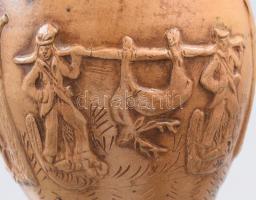 Vadászmintás kőedény korsó, kis sérüléssel, m: 23 cm