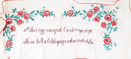 Kézzel hímzett konyhai falvédő, "Mikor egy mosolynak ezer könny a vége, nem kell a boldogság, csak a csendes béke" felirattal, 120x55 cm