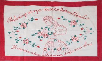 Kézzel hímzett konyhai falvédő, "Halvány sárga rózsa ha tudnál beszélni. Elmondanám néked nem érdemes élni." felirattal, 44x73 cm