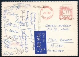 1982 Ausztráliából Szepesi Györgynek, az MLSZ elnökének hazaküldött képeslap, számos aláírással, köztük Mészöly Kálmán, Garaba Imre, Pölöskei Gábor, stb.