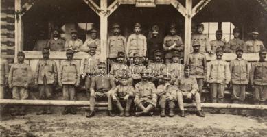 I. világháború, népfelkelő munkásosztaghoz kapcsolódó felvételek: csoportképek parancsnoki épület el...