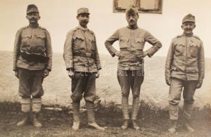 I. világháború, népfelkelő munkásosztaghoz kapcsolódó felvételek: csoportképek parancsnoki épület el...