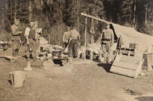 I. világháború, népfelkelő munkásosztaghoz kapcsolódó felvételek: csoportképek parancsnoki épület el...