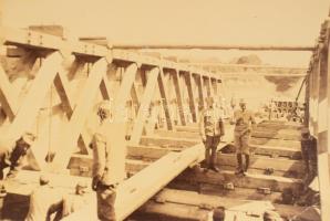 I. világháború, népfelkelő munkásosztaghoz kapcsolódó felvételek: csoportképek parancsnoki épület el...