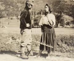 I. világháború, népfelkelő munkásosztaghoz kapcsolódó felvételek: csoportképek parancsnoki épület el...