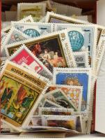 Több száz db vegyes modern bélyeg dobozban ömlesztve