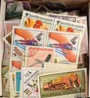 Több száz db vegyes modern bélyeg dobozban ömlesztve