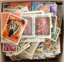 Több száz db vegyes modern bélyeg dobozban ömlesztve