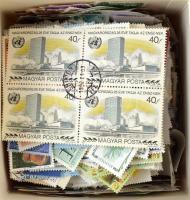 Több száz db vegyes modern bélyeg dobozban ömlesztve