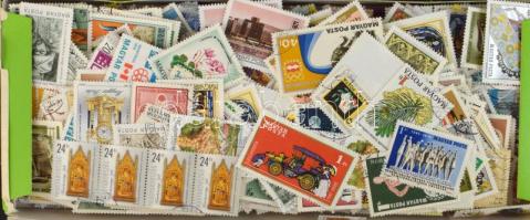 Több száz db vegyes modern bélyeg dobozban ömlesztve