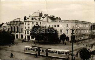 1965 Debrecen, Kossuth tér, villamos, kerékpár, távolsági útjelző tábla. Képzőművészeti Alap Kiadóvállalata (fa)