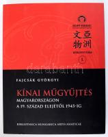 Fajcsák Györgyi: Kínai műgyűjtés Magyarországon a 19. század elejétől 1945-ig. Bp., 2009, Hopp Ferenc Kelet Ázsiai Művészeti Múzeum. 304p. Fekete-fehér képekkel gazdagon illusztrált. Kiadói papírkötés, jó állapotban.