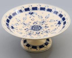 Zsolnay talpas kínáló. 1870 körül, máz alatti kobaltkék virágmintával festett korongozott finomfajansz, alján jelzett: máz alatti családi pecsét, formába nyomott Zsolnay Pécs felirat. Mázrepedéssel, 3 kisebb lepattanással, d: 22,5 cm, m: 9,5 cm