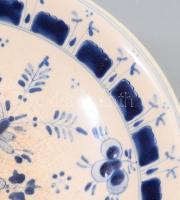 Zsolnay talpas kínáló. 1870 körül, máz alatti kobaltkék virágmintával festett korongozott finomfajan...