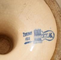 Zsolnay talpas kínáló. 1870 körül, máz alatti kobaltkék virágmintával festett korongozott finomfajan...