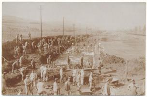 Kolozsvár, Cluj; első világháború, német katonák vasútépítés földmunkái közben / WWI German military, soldiers building a railway. photo (EK)