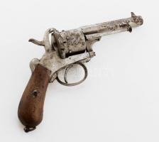 Lefaucheux-rendszerű, hatlövetű forgótáras revolver, cca. XIX. sz. közepe-második fele, jelzett: "E[ugene] Lefaucheux Breveté", sorozatszámmal, korának megfelelő állapotban, rozsdafoltokkal, 24x14 cm // Antique Lefaucheux revolver, marked, with rust stains