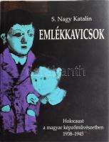 S. Nagy Katalin: Emlékkavicsok: Holocaust a magyar képzőművészetben 1938-1945. Bp., 2006, Glória, 342+2 p. Rendkívül gazdag képanyaggal, reprodukciókkal illusztrálva. Kiadói kartonált papírkötés, kiadói papír védőborítóban, jó állapotban.