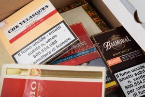 Doboznyi szivaros doboz, közte egy bontatlan 5 darabos Rio szivar + bontatlan Habana szivar