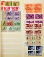 Tétel maradvány főleg az 1950-es évekből 21 lapos Schaubek csavaros berakó 25 oldalán, jobb kiadásokkal, összefüggésekkel. Magas katalógus érték!