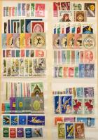 Magyar gyűjtemények, gyűjteményrészek, tételek, sokszor több példányos főleg modern anyag 10 db A/4 vagy nagyobb, 2 közepes berakóban, 1 iratrendezőben + berakó lapokon. Érdemes megnézni!! Hullámkarton ládában.