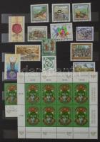 Ausztria szép gyűjtemény 1985-2000 blokkokkal, kisívekkel 16 vastag fekete lapos A/4 berakóban