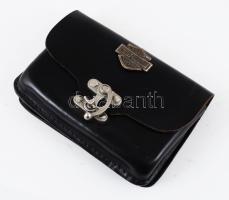 Harley Davidson feliratos bőr motoros övtáska, benne motoros témájú fém cigarettatárca, 11x15,5 cm