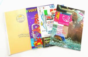 Vízilabdával - kapcsolatos tétel, 4 db:   1. A Waterpolo magazin 1998. januári száma, 64 oldal, angol nyelvű. Benne többek között: 1997 legjobbjai; a női póló bekerült az olimpiai programba; írás a Kemény Dénes vezette magyar férfiválogatott sikerével végződő 1997-es Eb-ről magyar csapatképpel; 4 oldalas interjú a 21 éves Kásás Tamással sok képpel; az 1998-as perthi vb előzetese; cikk a magyar aranyat hozó ifjúsági vb-ről Kemény Ferenc (Fecsó) vezetőedző fotójával stb.  2. A férfi vízilabda Euroliga 2005-ös nápolyi négyes döntőjének 20 oldalas bulletinje+a Posillipo?Pro Recco és a Domino-Honvéd?Dubrovnik (10?9) elődöntő, valamint a Posillipo?Honvéd finálé (hosszabbítás után: 9?8) jegyzőkönyve ? Benedek Tibornak ez volt az első idénye a Honvédban.  3. OVVE Vízilabda Játékvezetői statisztika 1977-2003: A magyar vízilabda-bajnokság játékvezetőinek statisztikája 1977 és 2003 (férfimeccsek), illetve 1992 és 2003 (női mérkőzések) között. Benne: a bírók teljes listája a bajnoki és hazai kupameccsek száma, illetve a bajnoki és kupadöntők mérkőzésszáma szerint. Külön fejezetben a döntők mérkőzései eredményekkel, bírókkal.  4. A 2005-ös magyar férfi és női Szuperkupa beharangozó kiadványa 16 oldalon, középen két oldal nagyságú színes fotó a Domino-Honvéd férficsapatáról, többek között Benedek Tiborral, Biros Péterrel, Kiss Gergellyel.