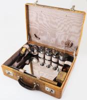 cca 1920 Krokodilbőr utazótáska, benne korkodilbőr ékszeres doboz és tárca, 2 darab teknőspáncél kefe, 6 darab csiszolt mintás tégely ezüst (Ag) fedőkkel, ezüst (Ag) keretes tükör 21x28 cm, minden ezüst rész jelzett, fedők nettó 145g, 1-1 hiánnyal, folttal, kis sérüléssel, 30x40x12 cm