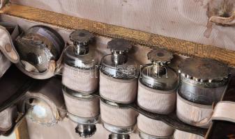 cca 1920 Krokodilbőr utazótáska, benne korkodilbőr ékszeres doboz és tárca, 2 darab teknőspáncél kef...