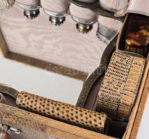 cca 1920 Krokodilbőr utazótáska, benne korkodilbőr ékszeres doboz és tárca, 2 darab teknőspáncél kef...