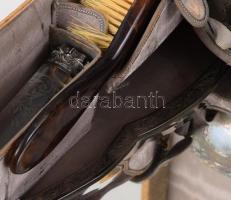 cca 1920 Krokodilbőr utazótáska, benne korkodilbőr ékszeres doboz és tárca, 2 darab teknőspáncél kef...