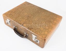 cca 1920 Krokodilbőr utazótáska, benne korkodilbőr ékszeres doboz és tárca, 2 darab teknőspáncél kef...