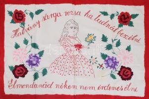 Kézzel hímzett konyhai falvédő, "Halvány sárga rózsa ha tudnál beszélni. Elmondanám néked nem érdemes élni." felirattal, 49x74 cm