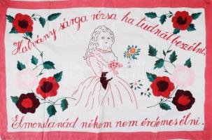 Kézzel hímzett konyhai falvédő, "Halvány sárga rózsa ha tudnál beszélni. Elmondanám néked nem érdemes élni." felirattal, 49x76 cm
