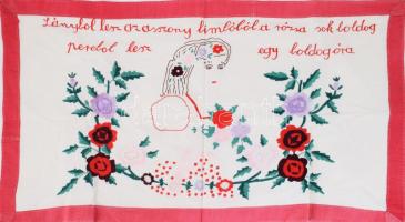 Kézzel hímzett konyhai falvédő, "Lányból lesz az asszony, bimbóból a rózsa, sok boldog percből lesz egy boldog óra" felirattal, 42x75 cm