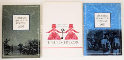 Ethno-Trezor. Válogatott kincsek Déri György népművészeti gyűjteményéből. Kiállítási katalógus. Szerk.: Angi János, Lakner Lajos, Magyari Márta. Debrecen, 2014, Déri Múzeum. Rendkívül izgalmas népművészeti képanyaggal illusztrált. Kiadói papírkötés. + 2007-2014 Debreceni Déri Múzeum évkönyve