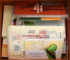 Angol és angol gyarmat, Ausztrália modern tétel: postatiszta sorok, blokkok, Presentations Packek, FDC-k, kevés egyéb ország, nagyon szép és tartalmas anyag dobozban