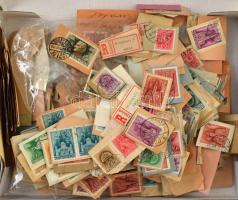 Sok száz levélkivágás, ragjegyek az 1940-1944 közötti időszakból, szaloncukros dobozban