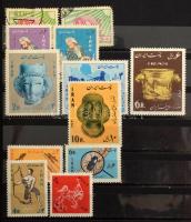 Érdekes, főleg tengerentúli tétel sok postatisztával, teljes sorokkal, 12 lapos közepes berakóban